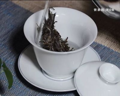 探索普洱茶饼的神秘打开方式：一款独特的茶艺体验